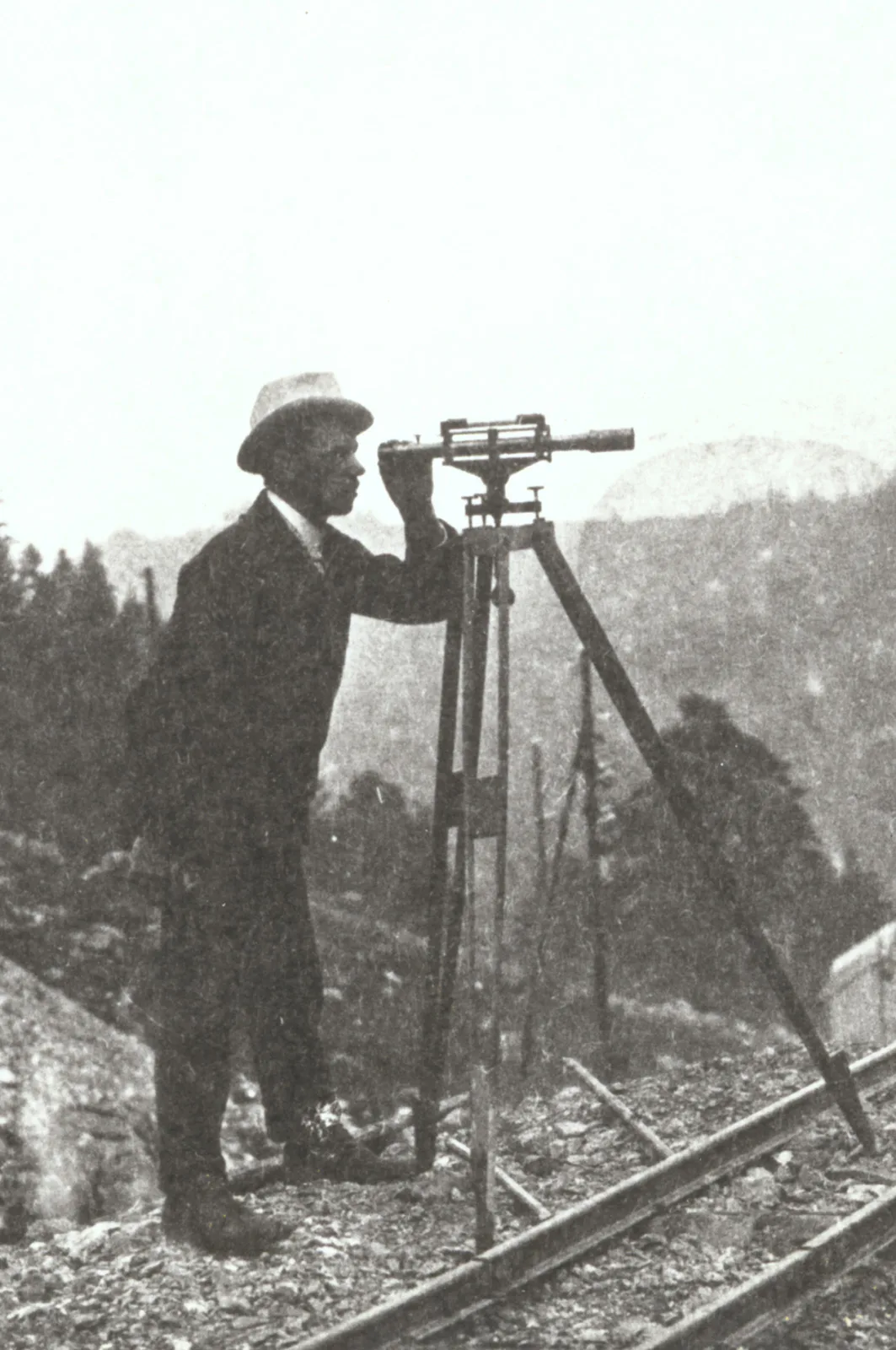 Othmar Ammann während eines Praktikums bei der Montreux-Berner Oberland-Bahn, ca. 1903.