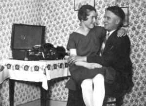 La musique venue des États-Unis fascinait le jeune Karl Schneider et sa femme, Marie Wenk.