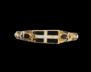 A coffin with miniature skeleton inside forms the bezel of this finger ring, made between 1690 and 1700.
