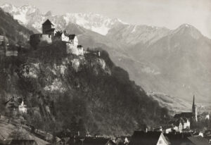 Le château de Vaduz, sur une carte postale suisse des années 1930.