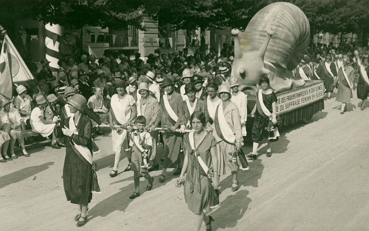 Eine Schnecke als Symbol für den Fortschritt des Frauenstimmrechts in der Schweiz. Protestumzug durch Bern anlässlich der Saffa, 1928.