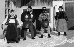 Des Silvesterchläuse à Urnäsch pendant la guerre, 1942. Les costumes sont nettement plus simples qu’aujourd’hui.