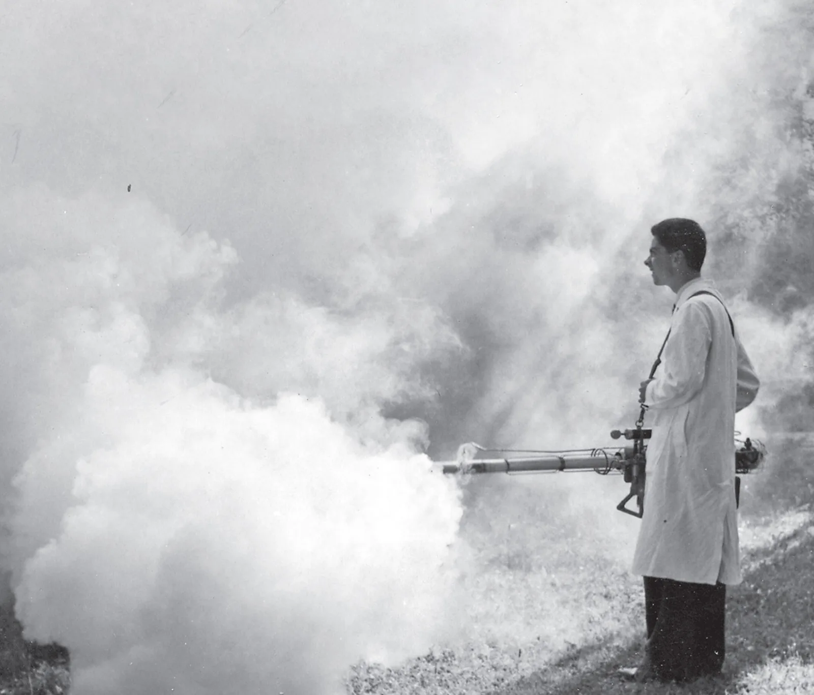 Test mit Insektiziden im Garten des Schweizerischen Tropeninstituts während eines Malariakurses 1958.