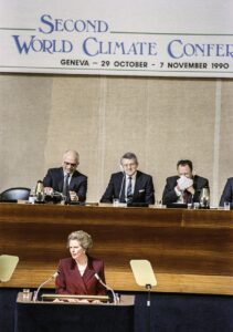 Le président de la Confédération Arnold Koller lors de la deuxième Conférence mondiale sur le climat en 1990 à Genève. Au premier plan, la Première ministre Margaret Thatcher.