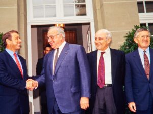 Bundespräsident Adolf Ogi und Helmut Kohl an einem Treffen im Oktober 1993. Ebenfalls dabei sind Flavio Cotti und Kaspar Villiger.