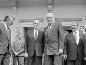 Die Bundesräte Felber (links) und Delamuraz (rechts) standen zu ihrem Ärger nicht im Mittelpunkt des Staatsbesuchs von François Mitterrand, der von Bundespräsident Flavio Cotti eingeladen worden war.