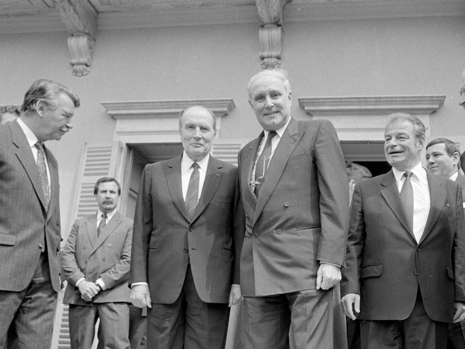 Die Bundesräte Felber (links) und Delamuraz (rechts) standen zu ihrem Ärger nicht im Mittelpunkt des Staatsbesuchs von François Mitterrand, der von Bundespräsident Flavio Cotti eingeladen worden war.