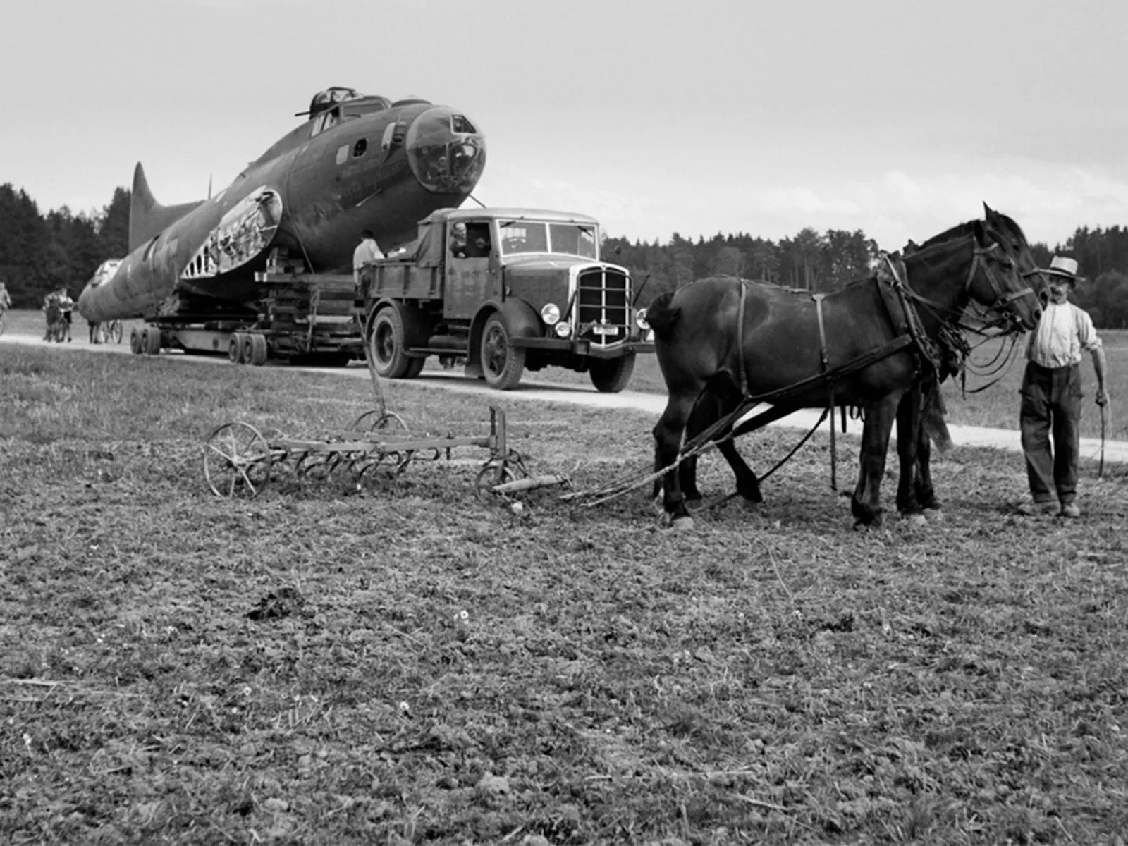 Im August 1943 musste ein alliierter Bomber bei Utzenstorf (BE) in einem Kartoffelacker notlanden. Es war eine von vielen Maschinen, die während des Zweiten Weltkriegs auf Schweizer Hoheitsgebiet gerieten.