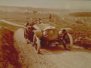 Automobil unterwegs auf einer Landstrasse, um 1913.