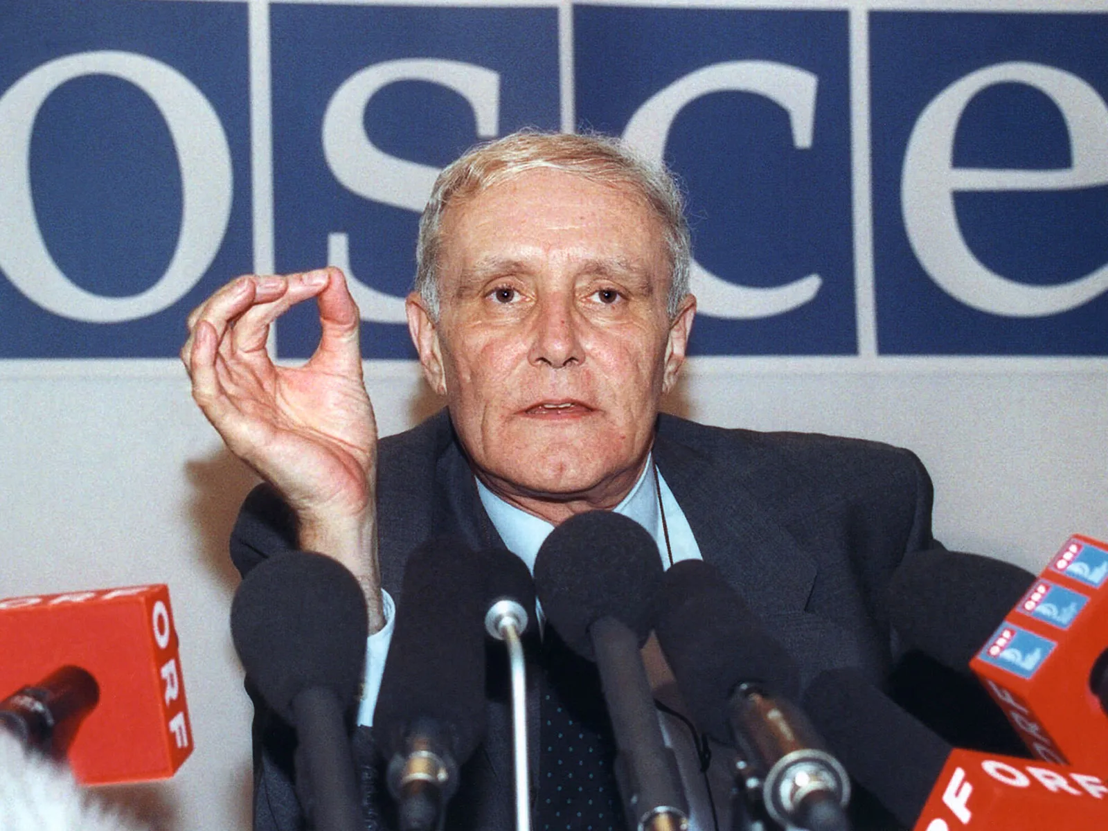 1996 amtete Bundesrat Flavio Cotti als Vorsitzender der OSZE und musste einige schwierige Entscheide fällen.