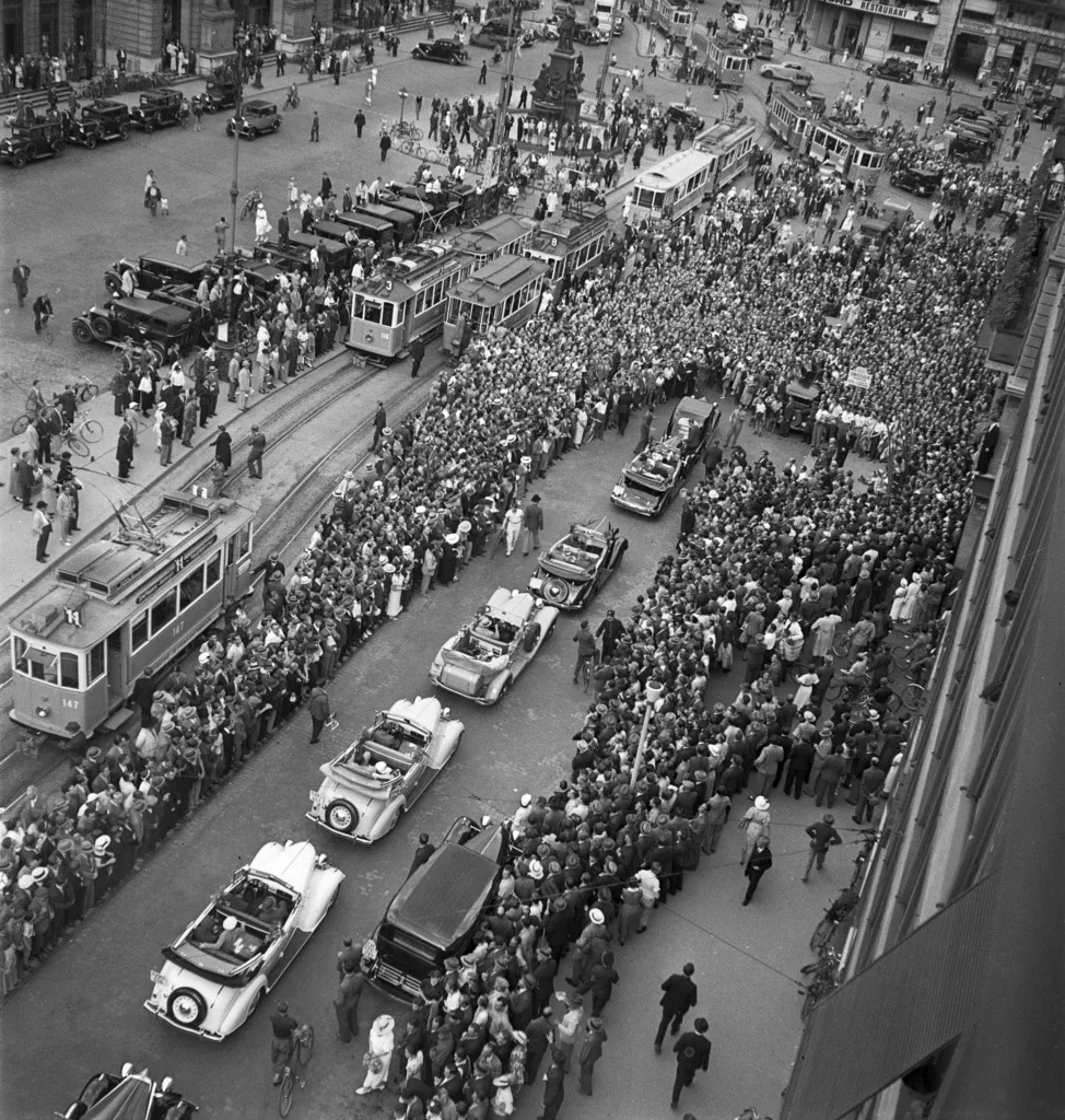 On their return to Zurich, the successful rowers were celebrated with a victory parade along the city’s Bahnhofstrasse.
