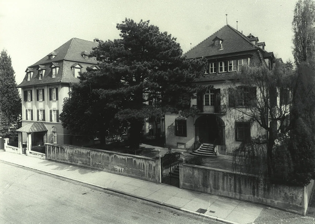 Das Tropeninstitut (rechts) und die dazugehörende Klinik (links) an der Basler Socinstrasse bildeten ab 1947 eine Einheit.