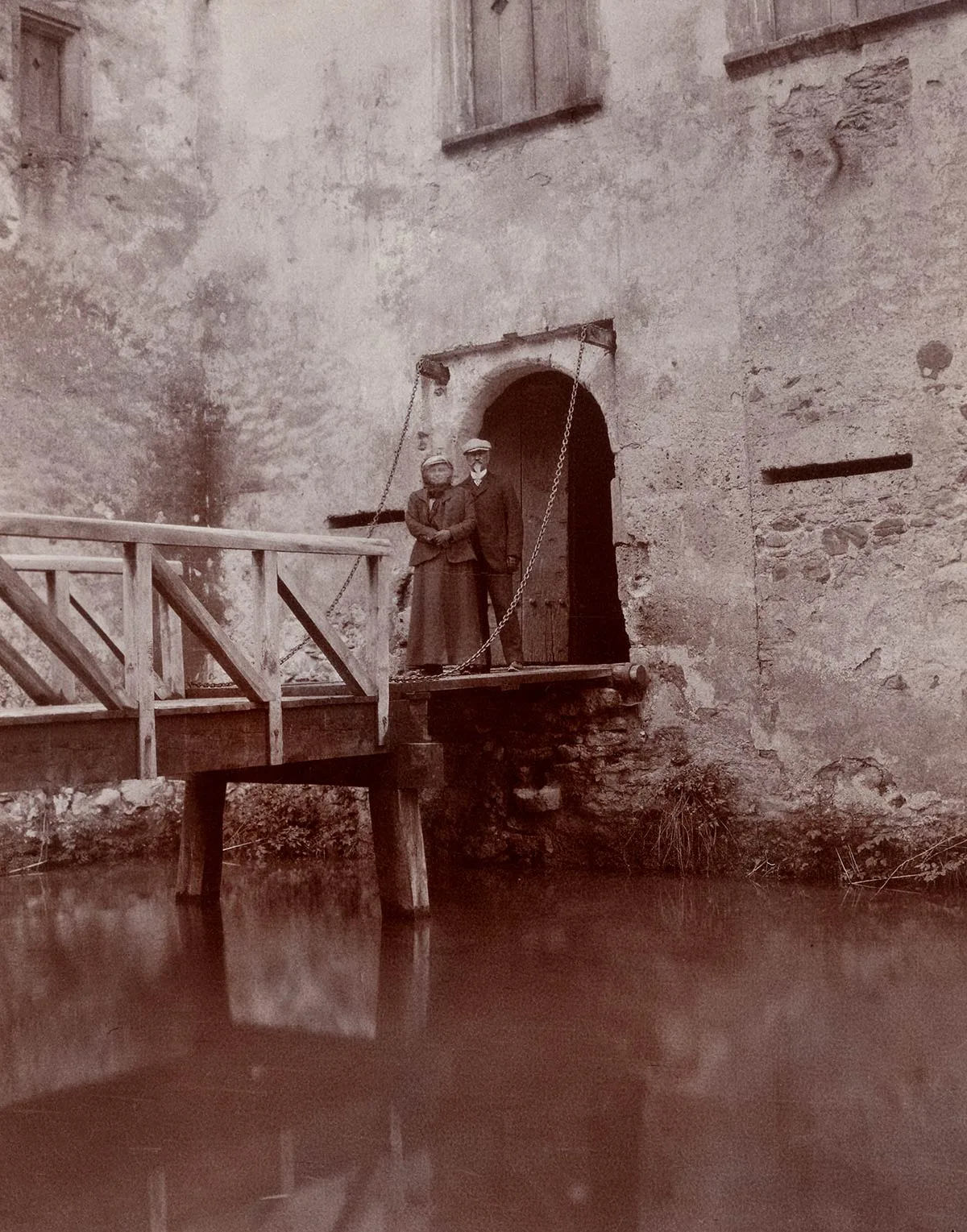 Wilhelmina und Walther von Hallwyl vor ihrem Schloss. Das Bild wurde um 1910 aufgenommen.