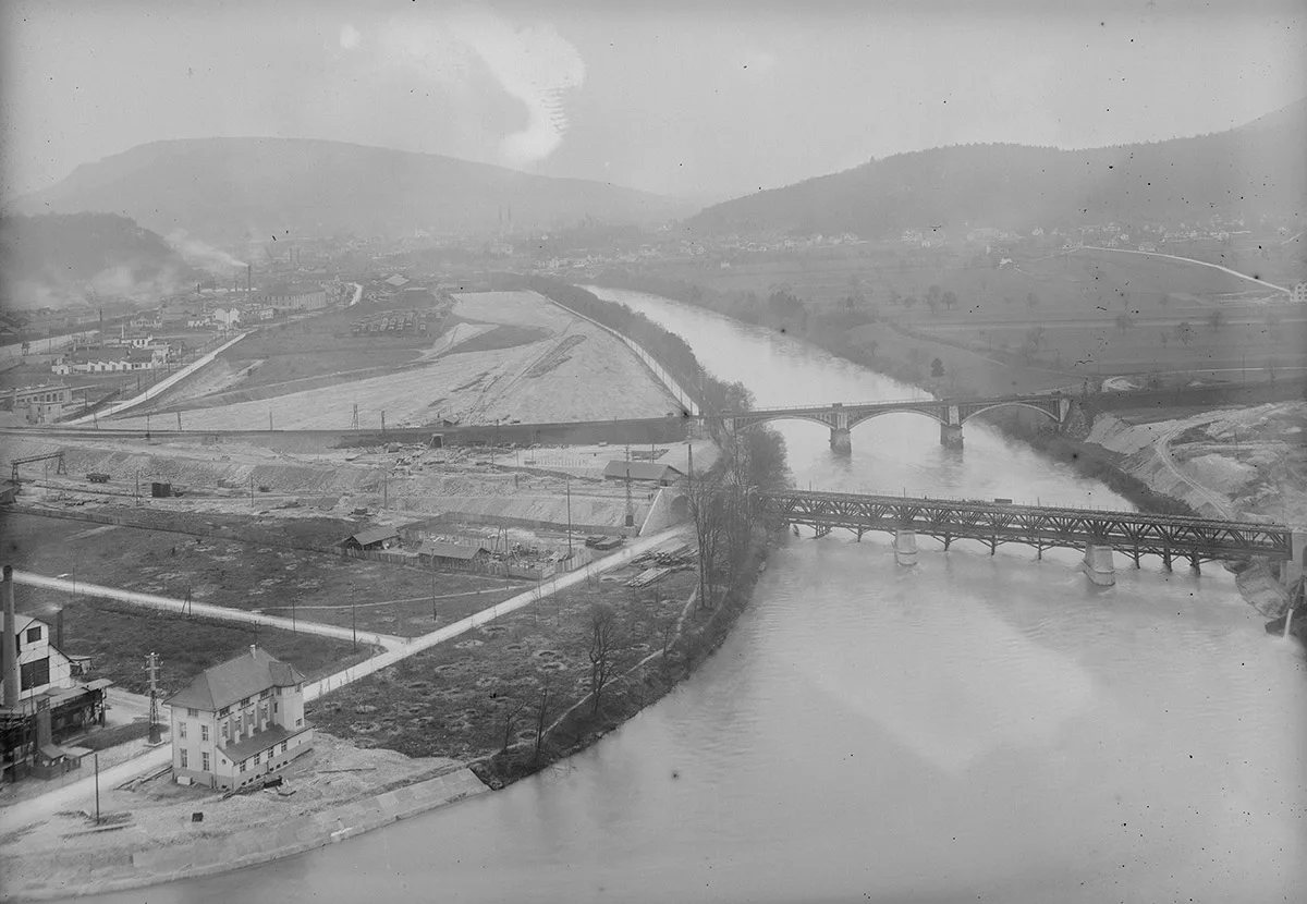 An der Aare wurde mit dem Aushubmaterial Aufschüttungen vorgenommen. Das Bild wurde um 1915 aufgenommen.