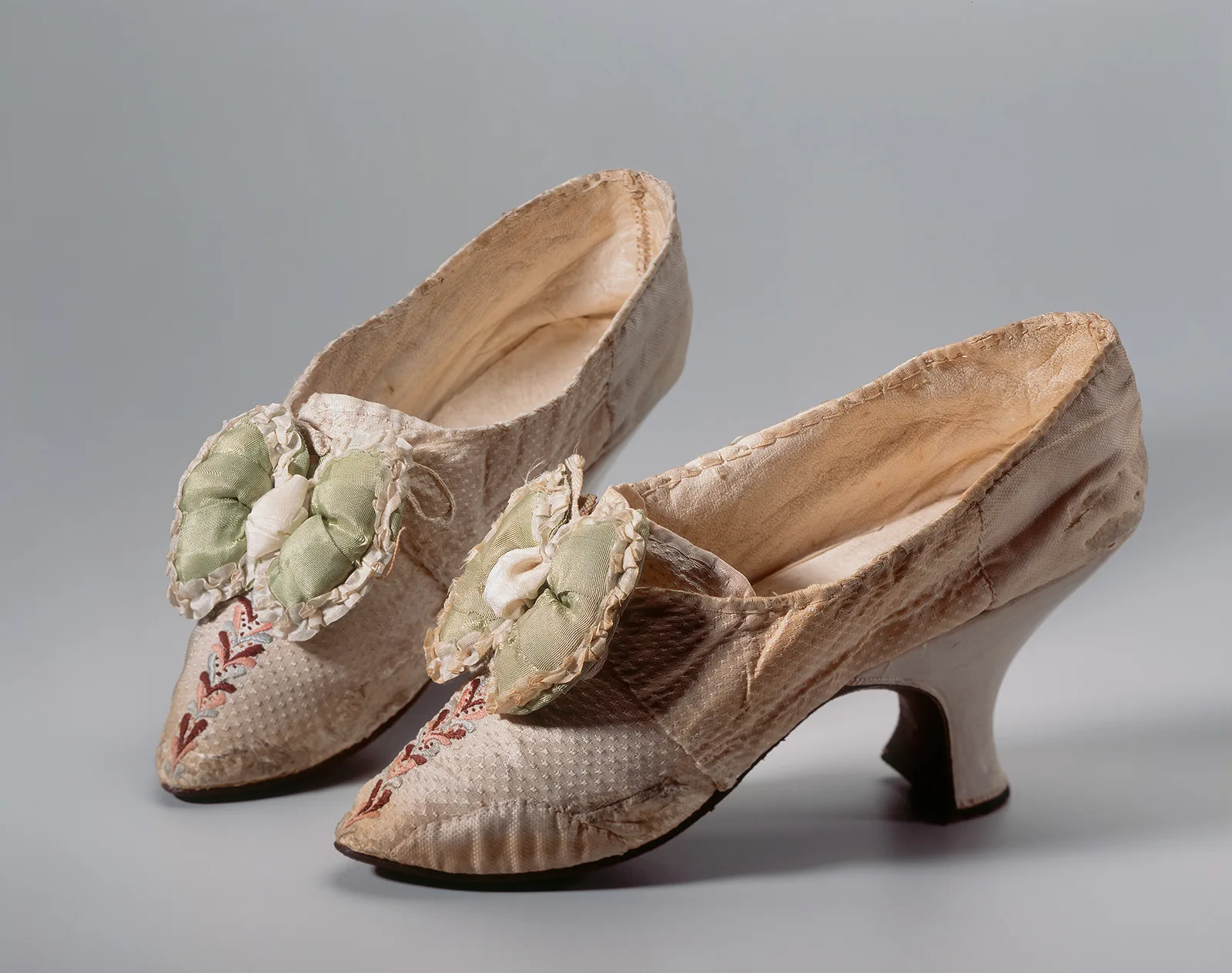Absatzschuh für Damen mit Louis-XV-Absatz, um 1750.