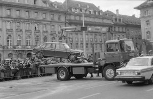 Parkieren auf dem Bundesplatz war Anfang Januar keine gute Idee. 1976 schleppen Feuerwehr und Polizei einen Wagen ab.