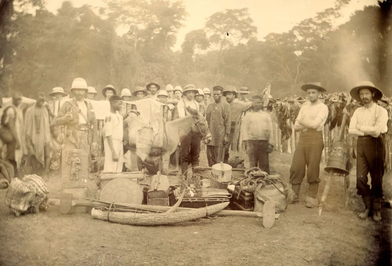 Abtransport der geplünderten Objekte aus dem königlichen Hof von Benin, 1897.