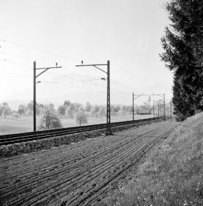 Grabenzuschüttung und Humusierung neben dem Gleis, April 1945.