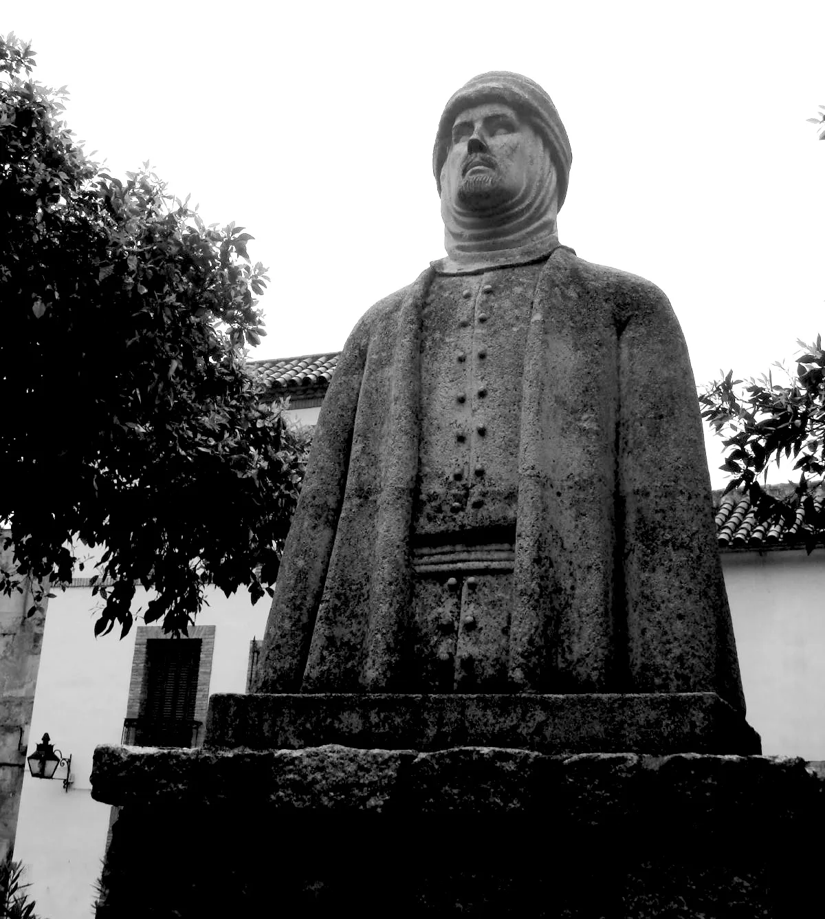 Monument erected in 1976 and dedicated to Hakam II (r. 961-976), the second Umayyad Caliph of Córdoba.