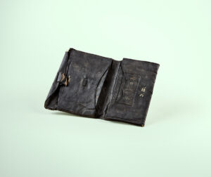 Auf Albert Wirz' schwarzer Brieftasche sind noch seine Initialen zu erkennen.