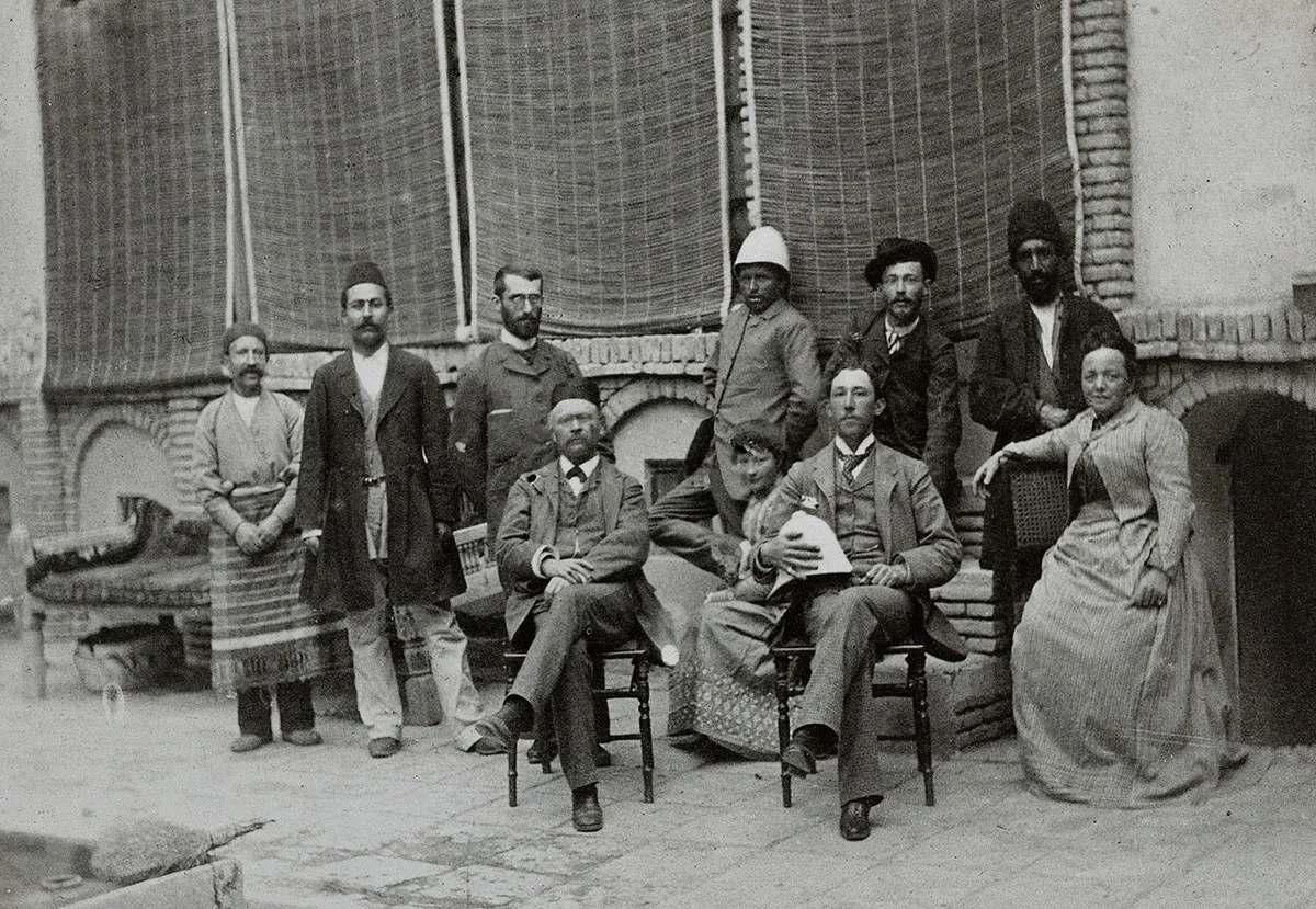 Emil Alpiger (vorne links) und Theodor Philipp Ziegler, der Sohn des Firmengründers (vorne rechts), auf einem Gruppenfoto der Ziegler-Niederlassung in Sultanabad, 189oer-Jahre.