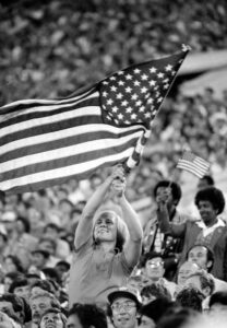 La présence des États-Unis aux Jeux olympiques de Moscou en 1980: un spectateur agite le drapeau américain pendant la cérémonie de clôture.