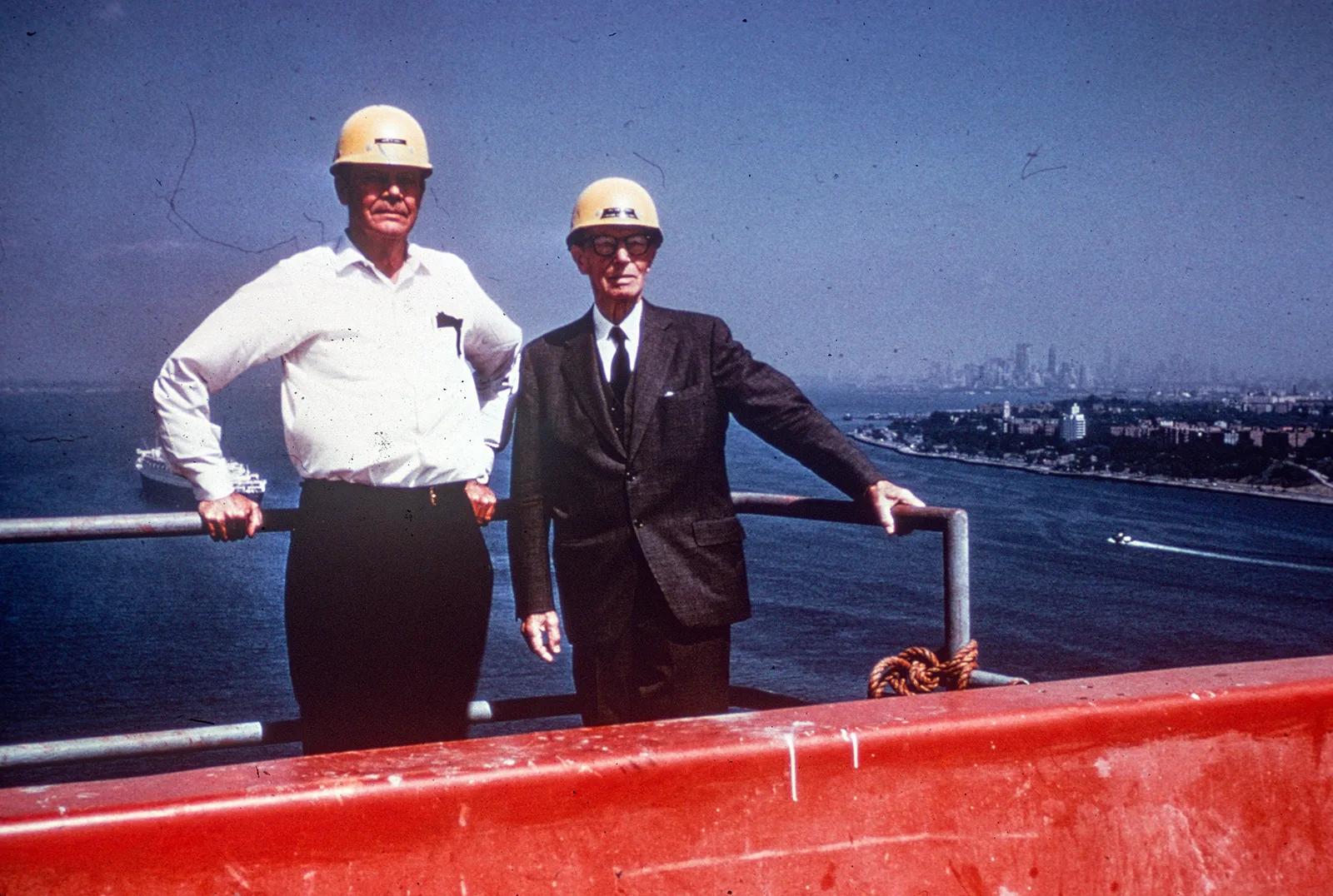 Ammann beim Bau der Verrazano-Narrows-Bridge in New York, um 1964.