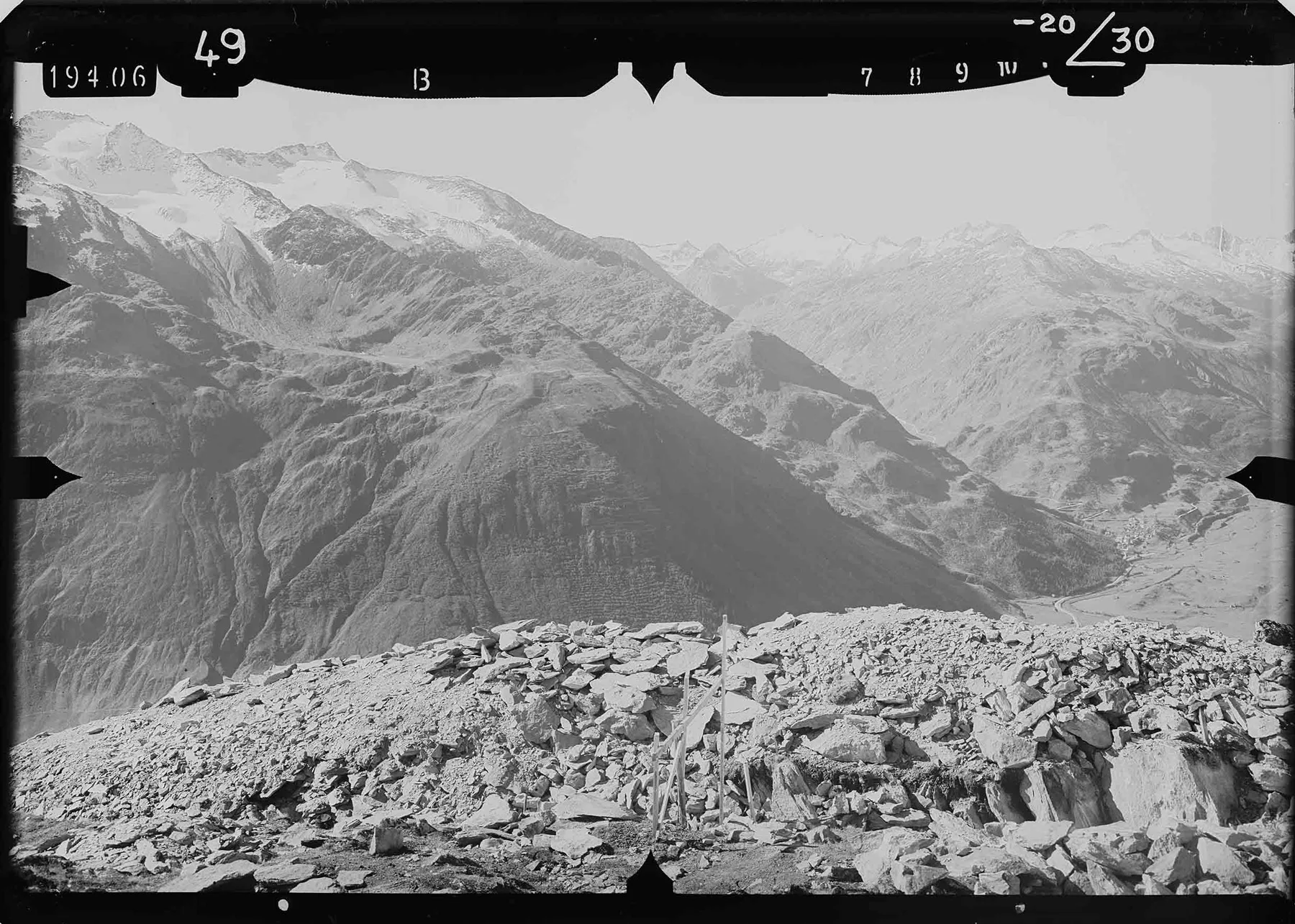 Terrestrisches Messbild des Urserentals mit Andermatt (mittig ganz rechts), 20. September 1915.