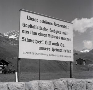 Panneau de protestation contre le projet de barrage dans l’Urseren à Andermatt. Photo d’Ernst Brunner, 1945/1946.