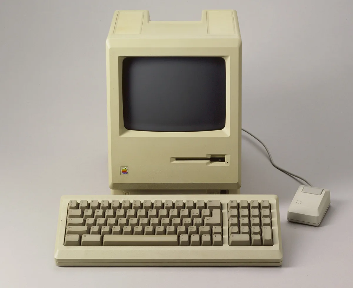 Auch dank Apple, hier ein Gerät von 1984, stieg die Computernutzung im Bildungsbereich rasch an.