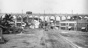 Caminadas Idee: Tramlinie auf dem ehemaligen Aquädukt Arcos de Lapa in Rio de Janeiro, um 1900.