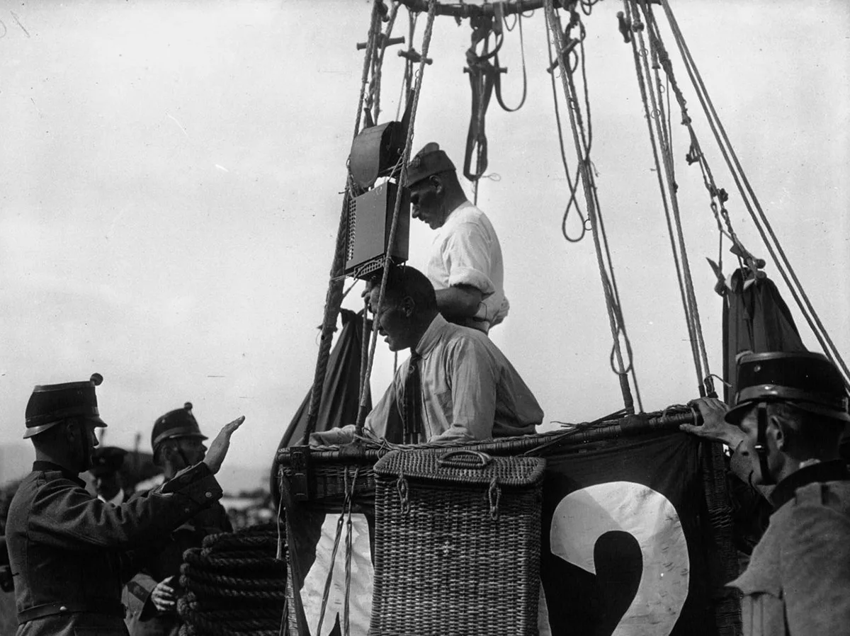 Paul Armbruster in einem Ballonkorb.