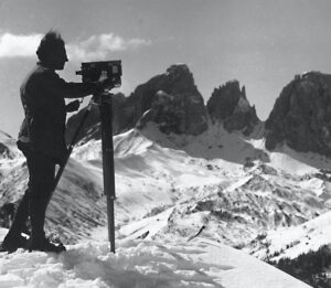 Regisseur Arnold Fanck bei den Dreharbeiten zu seinem ersten Spielfilm in den Schweizer Alpen im Winter 1925/26.