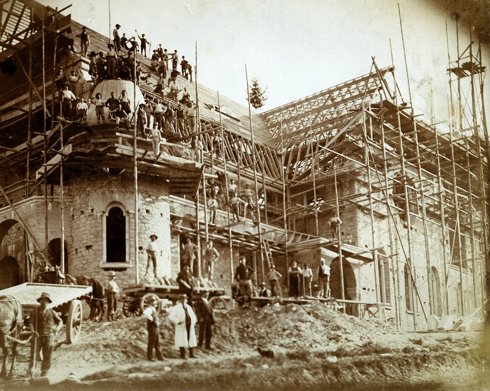 Aufrichtefeier, die erste Etappe ist gewonnen. Pfarrkirche Gerliswil, Emmen LU, 1913.