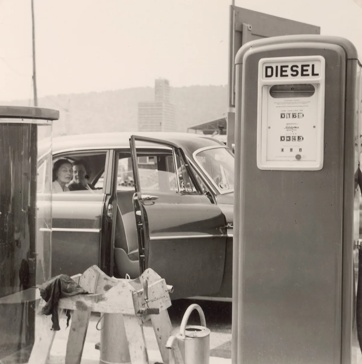 Auto an einer Tankstelle, zwischen 1950 und 1960.