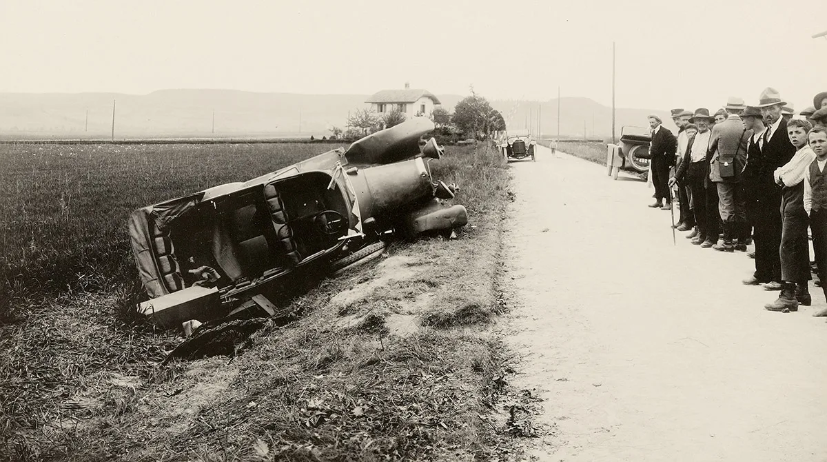 In den Anfangszeiten war das Autofahren eine gefährliche Sache. Bild eines Verkehrsunfalls, um 1920.