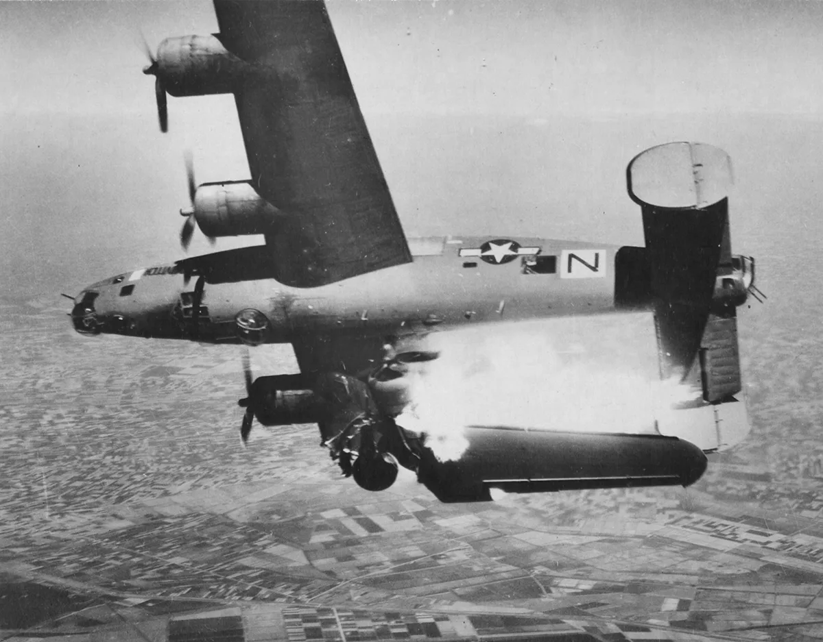 Ein angeschossener B-24-Bomber über Italien, April 1945.