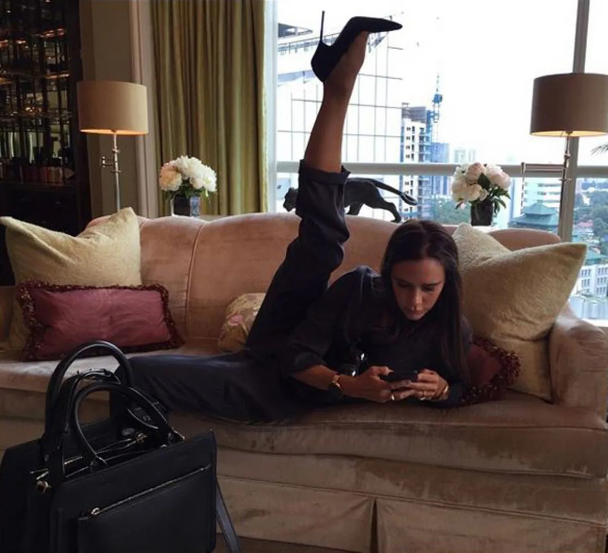 «Posh» beim Krafttanken auf dem Sofa: «In flachen Schuhen kann ich mich nicht konzentrieren», sagt die Designerin Victoria Beckham, die ihre Liebe zu High Heels bereits mit zwei Hallux-Operationen bezahlte.