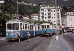 Als die Centovallibahn noch oberirdisch auf dem Bahnhofplatz in Locarno verkehrte, 1967.