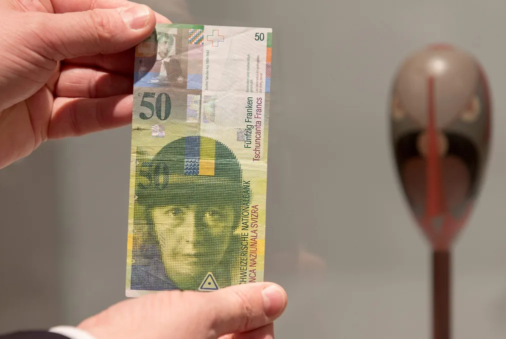 The banknotes in the eighth series were released in phases from October 1995, starting with the ‘Green Sophie’. This was the first banknote issued in Switzerland to feature a woman.