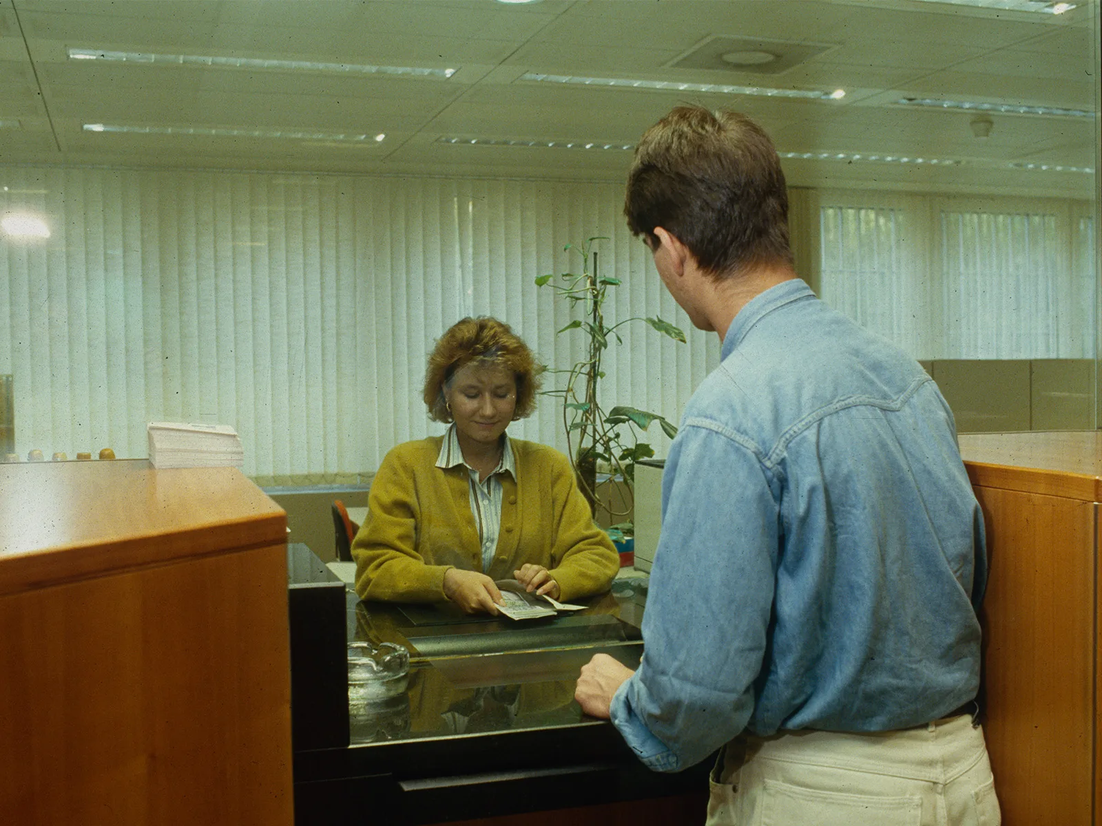 Formerly an established part of everyday life: being served at a bank counter, here at Zürcher Kantonalbank.