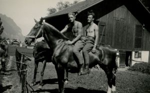 Ernst Schrämli auf einem Pferd.