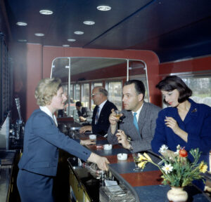 Reisende an der Bar des RAe TEE II, 1962.