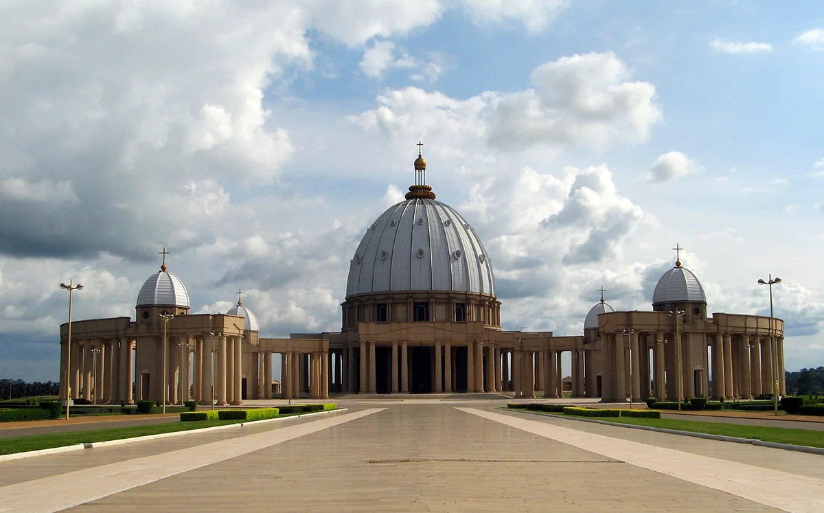 Die Basilika von Yamoussoukro ist dem Petersdom in Rom nachempfunden.