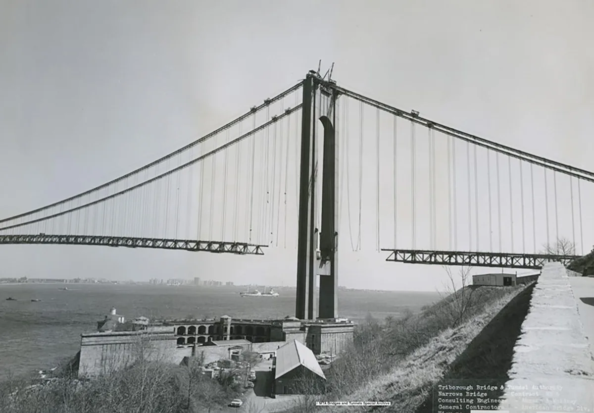 Bau der Verrazzano-Narrows Bridge im März 1964.