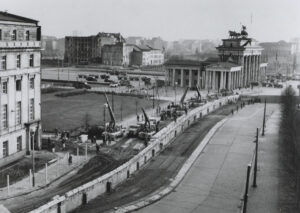 Construction et consolidation du mur de Berlin à la porte de Brandebourg en octobre 1961.