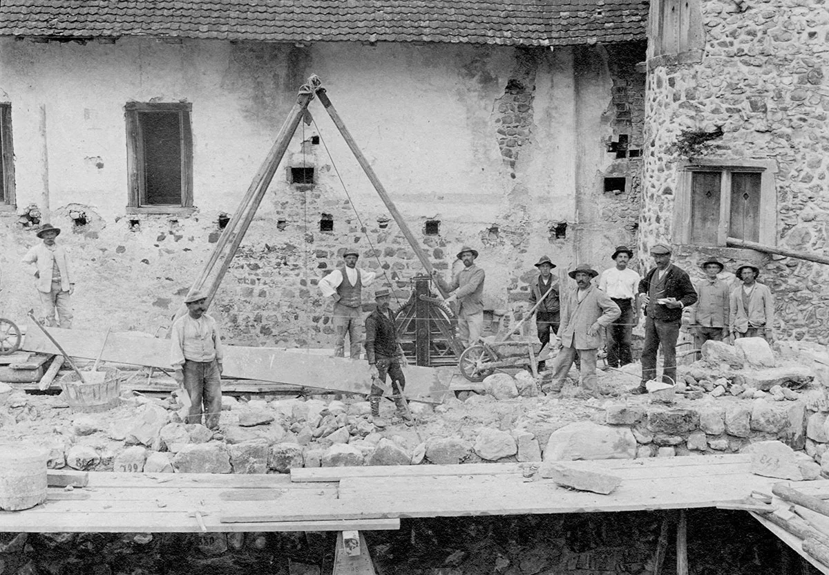 Zwischen 1914 und 1916 wurden auch die Grundmauern des Bergfrieds saniert.