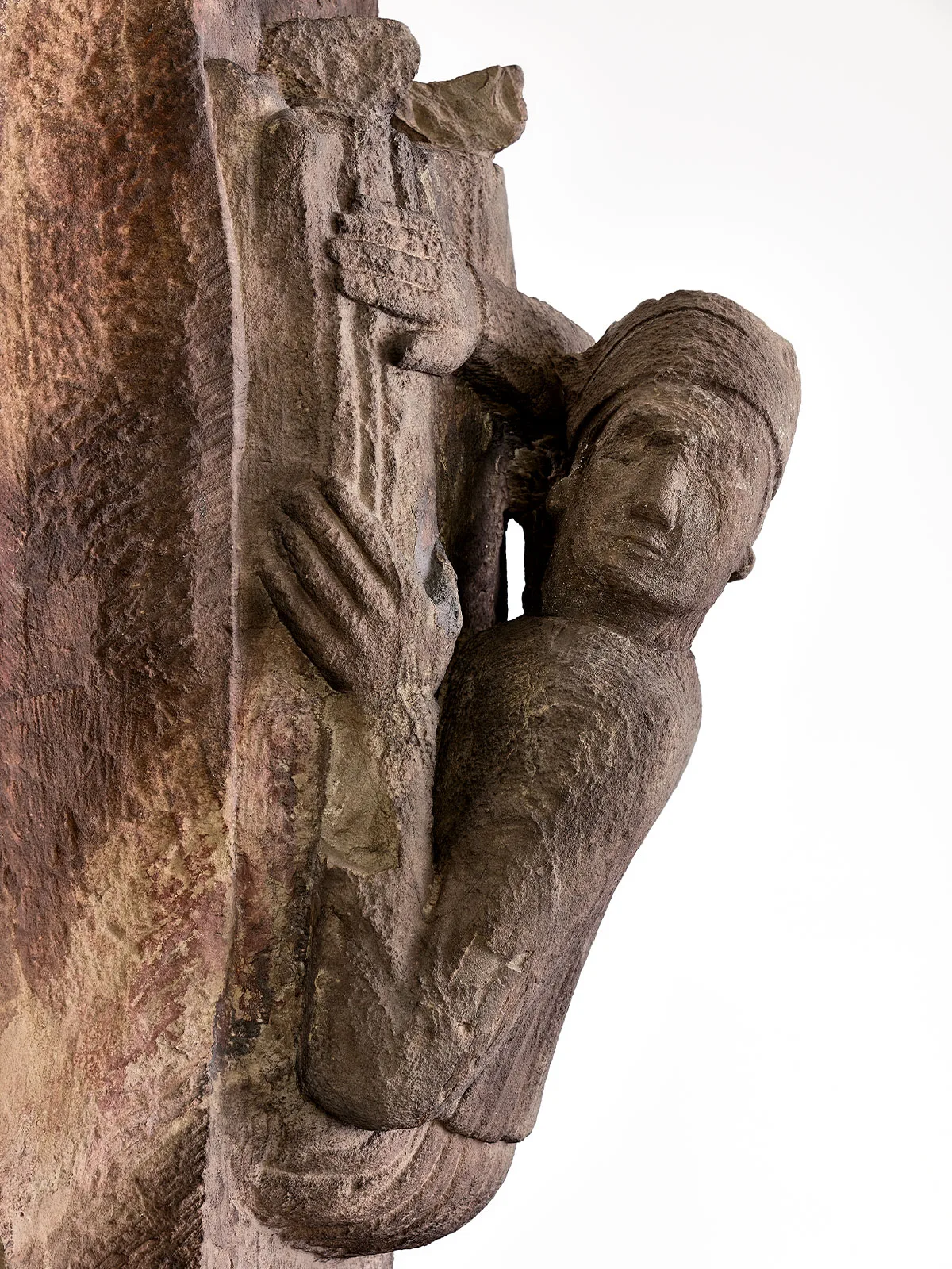 Baumeister, erkennbar an ihrer Berufskappe, am Glücksrad des Basler Münsters