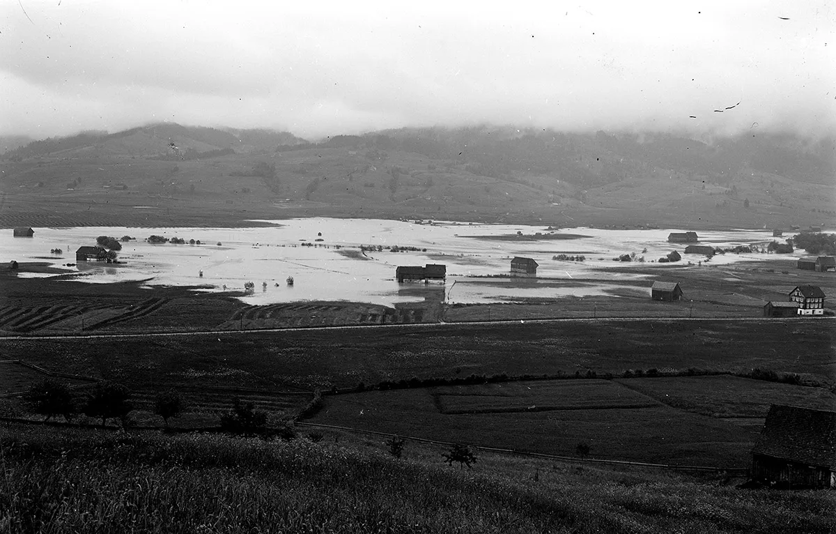 Ab Ende April 1937 wurde mit der Stauung des Wassers begonnen. Blick von Gross Richtung Willerzell.