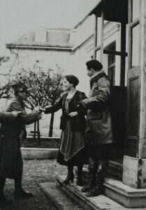 Gilberte Montavon begrüsst einen Gast, um 1915.